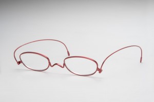 薄さ2ミリの老眼鏡　paperglass